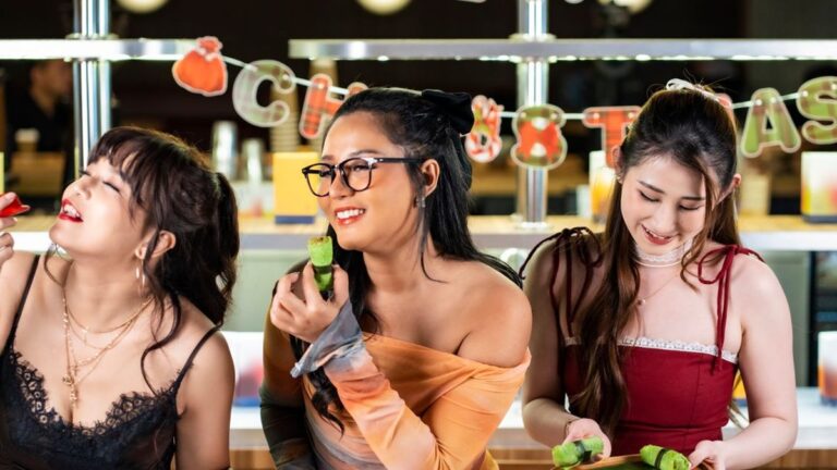 한식디저트 팀빌딩 효과 글 대표이미지 · 사진: Three young women enjoying Christmas treats together in Jakarta, embracing the festive spirit.