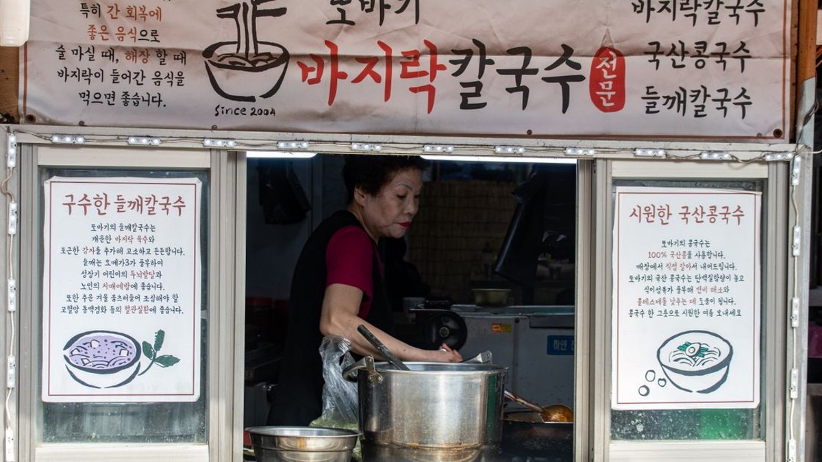 반론·한계 — 강정 만들기 체험이 직원 힐링 연수에 효과적이라는 현장 반응은 분명히 존재하지만, 모든 조직과 상황에 동일하게 적용되지는 않습니… · 사진: Street vendor preparing traditional Korean noodles at a food stall in Seoul's vibrant market…
