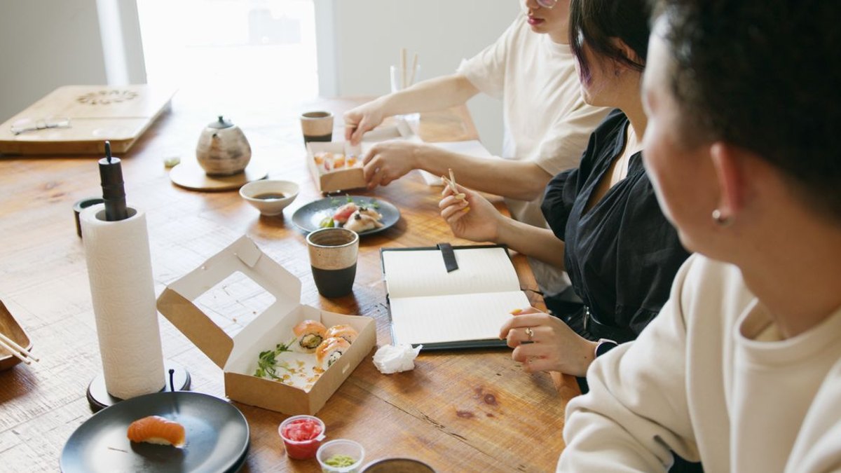 직원 만족도를 높이는 한식 디저트 연수 진행법은? — 흔히 체험 프로그램의 만족도는 '재미'에서 온다고 생각합니다. 그런데 실제로 운영해 본 결과, 만족도를 결정하는 요소는 재미보다… · 사진: Colleagues enjoying sushi during a casual lunch break at the office ta…