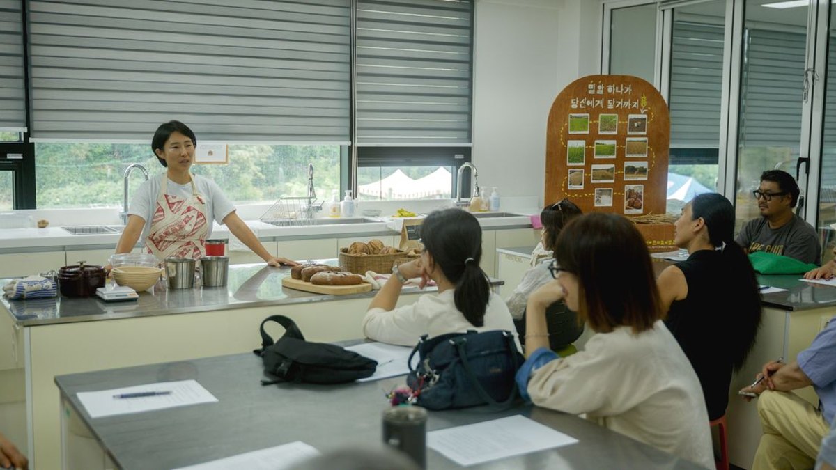 반론·한계 — 한식 디저트 연수가 모든 조직에 잘 맞는다고 단정하기는 어렵습니다. 손으로 무언가를 만드는 과정이 불편하거나 음식 알레르기가 많… · 사진: Cooking instructor teaching diverse adult class in kitchen setting.